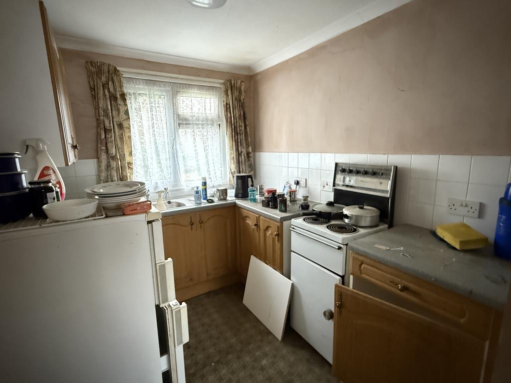 Lot: 148 - GROUND FLOOR FLAT IN NEED OF REFURBISHMENT - Kitchen in Ground Floor Flat for Refurbishment